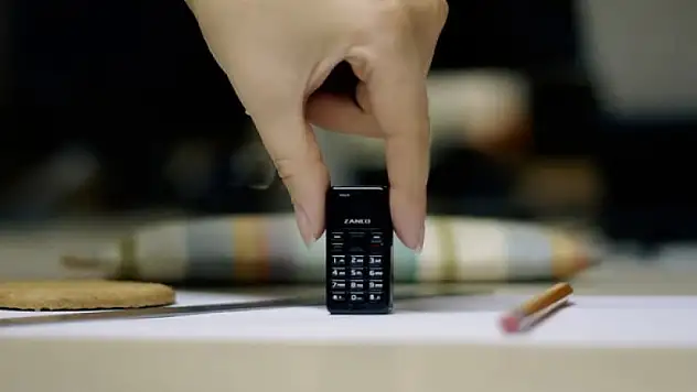 Dünyanın en küçük cep telefonuyla tanışın: tiny t1