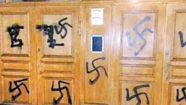 İsveç'te cami kapısına 'gamalı haç'