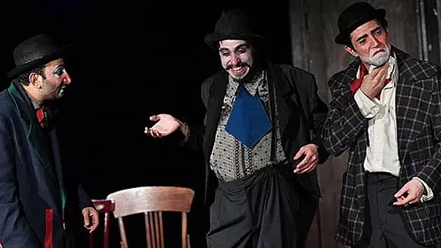 Tiyatro oyununu iş ilanı sanıp başvurdular (Küçük Bir İş için Yaşlı Bir Palyaço Aranıyor)