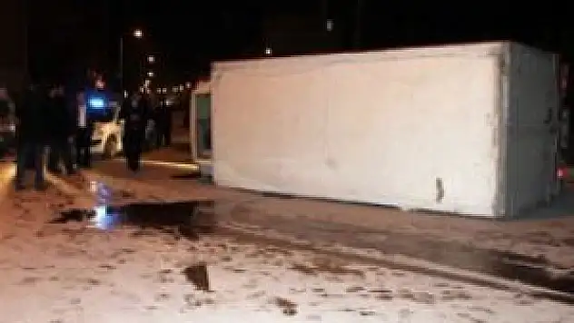 Otomobille çarpışan kamyonet devrildi