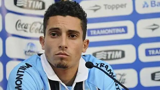 Alex Telles, Pazartesi günü İstanbul'da