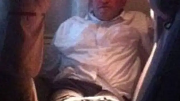 Uçakta sigara içmekte ısrar edince kemerle bağlandı