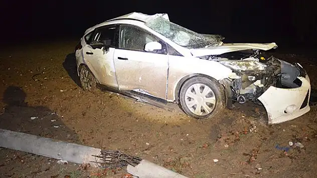 Konya'da otomobil elektrik direğine çarptı: 2 ağır yaralı