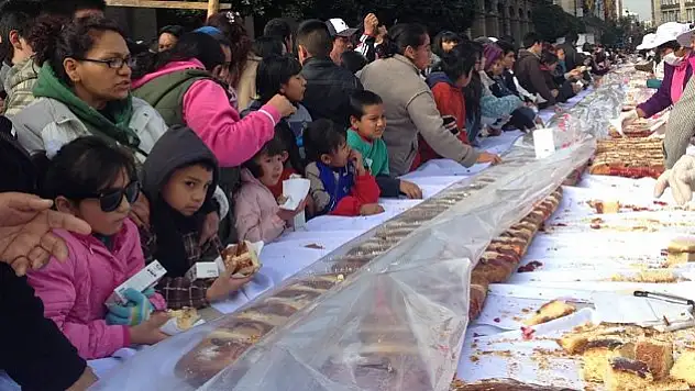 9,5 tonluk keki afiyetle yediler