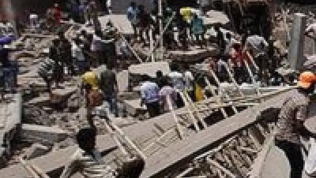 Hindistan'da bina çöktü: 7 ölü