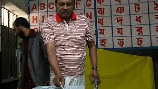 Bangladeş'te oy verme işlemi sürüyor