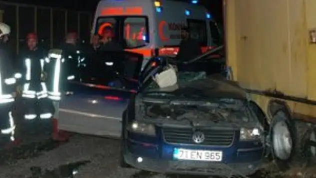 Park halindeki kamyona çarpan sürücü yaralandı