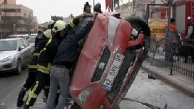 Refüje çarpan otomobil devrildi