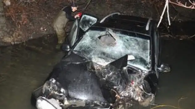 Dereye uçan otomobilde yaralı aradılar