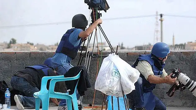 Suriye'deki savaş gazetecileri de vurdu