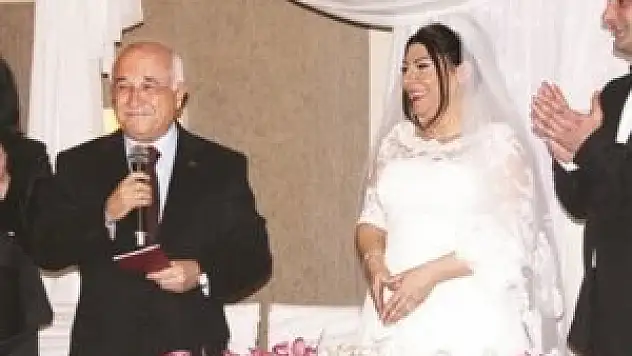 Çiçek'ten Arınç'a tweet desteği