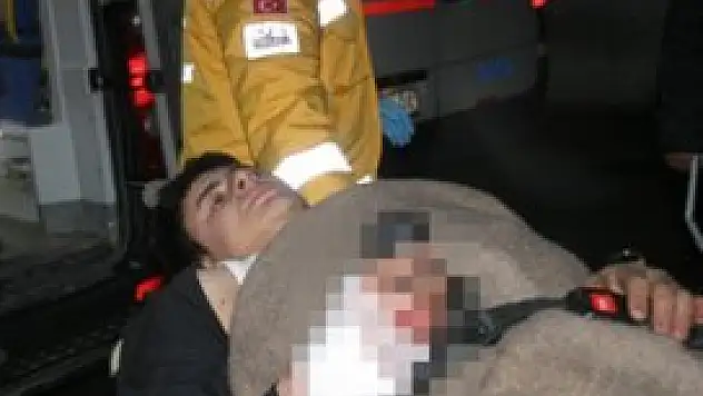 Arkadaşı elinden ve ayağından bıçakladı