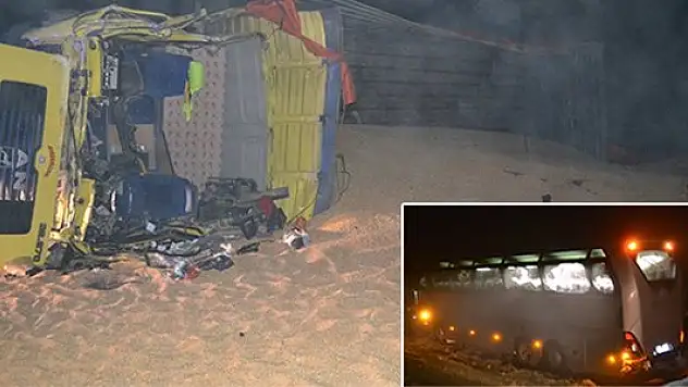 Konya'da otobüs devrilen kamyona çarptı