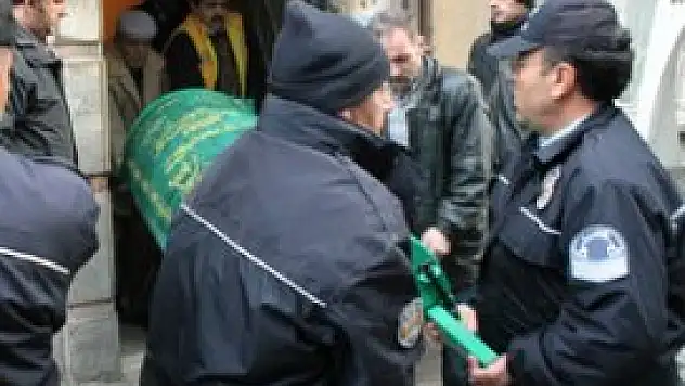 Banyoda annesini kesti!