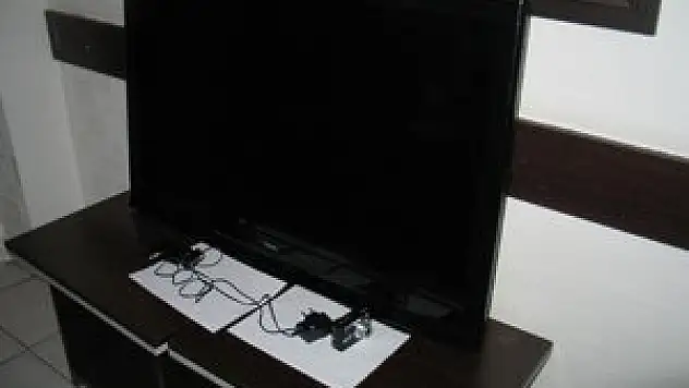 Çaldığı televizyonu evinde kullanırken yakalandı