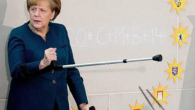 Merkel koltuk değnekleriyle mesaiye başladı