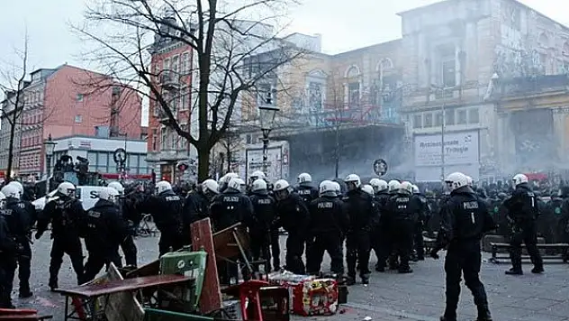 Cani Alman Polisini DÜNYA görmüyor... polis tuttuğunu götürüyor