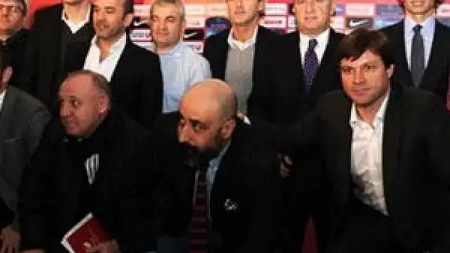 Mancini tam diz çökerken...