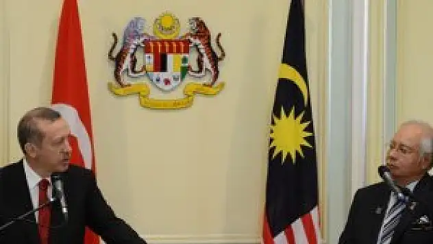 İslam ve demokrasinin bir arada yaşayabileceğini gösteren iki ülkeyiz