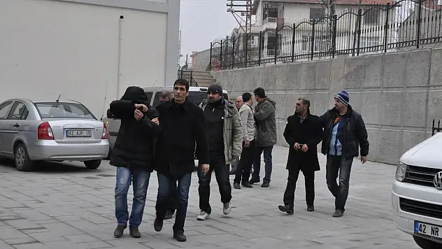 Araçtan altın hırsızlığı, güvenlik kamerasına yansıdı