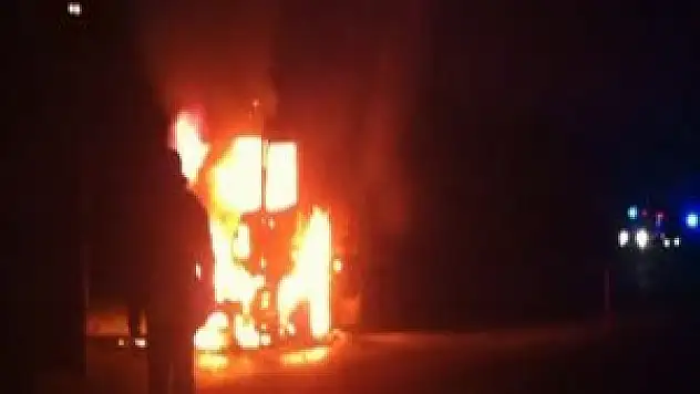 Konya plakalı tır alev alev yandı