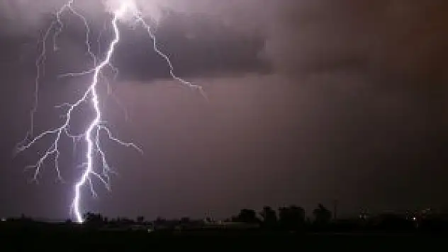 Plaja yıldırım düştü: 4 ölü