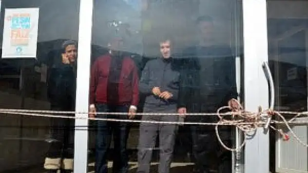 Binayı personelin üzerine mühürledi