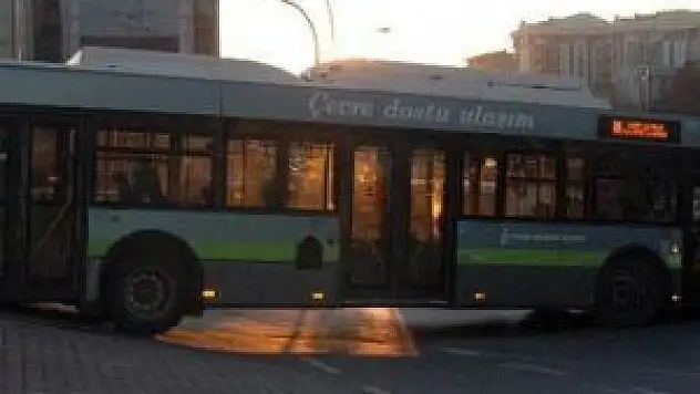 Halk otobüsü yolun ortasında asılı kaldı