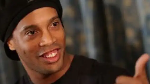 Ronaldinho sponsorla birlikte imzaladı!