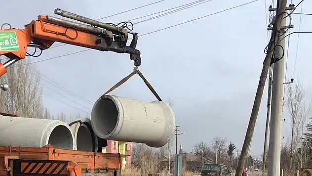 Seydişehir'de belediye ekiplerinden kanal temizlik çalışması