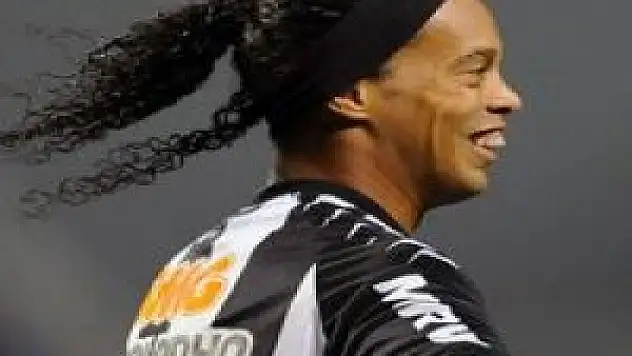 Ronaldinho sponsorla birlikte imzaladı!