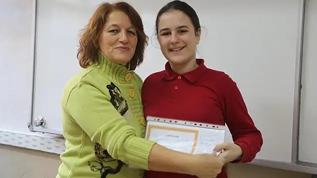 Öğrencilerine son karneyi dağıtarak emekli oldu