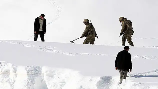 Dedektörle kar altında araba arıyorlar