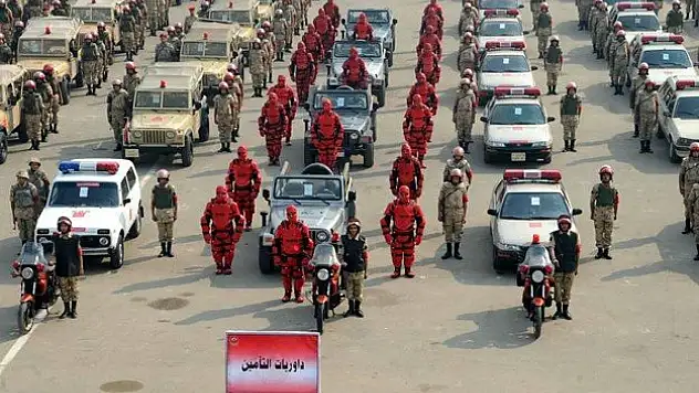 Referandumda güvenliği kırmızı zırhlı askerler sağlayacak