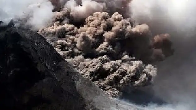 Sinabung Yanardağı'nda patlamalar arttı