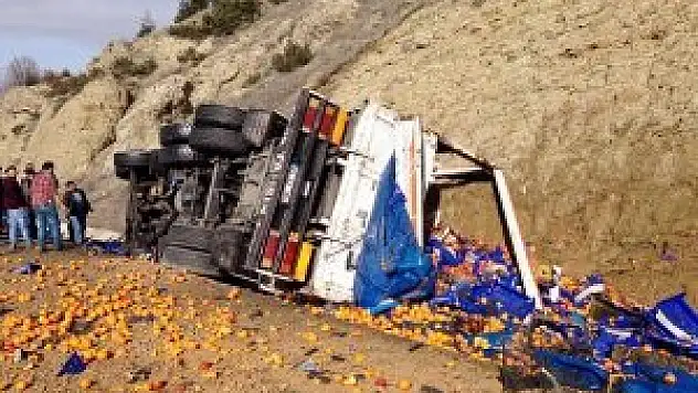 Portakal yüklü kamyon devrildi: 2 ölü