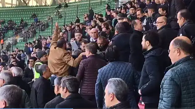 Konyaspor - Trabzonspor maçında protokol tribünü karıştı! VİDEO