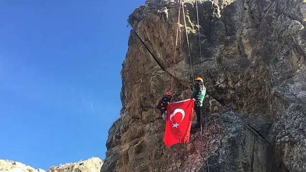 Karatay Belediyesi  dağcılık timi 'zeytin dalına' destek için tırmandı