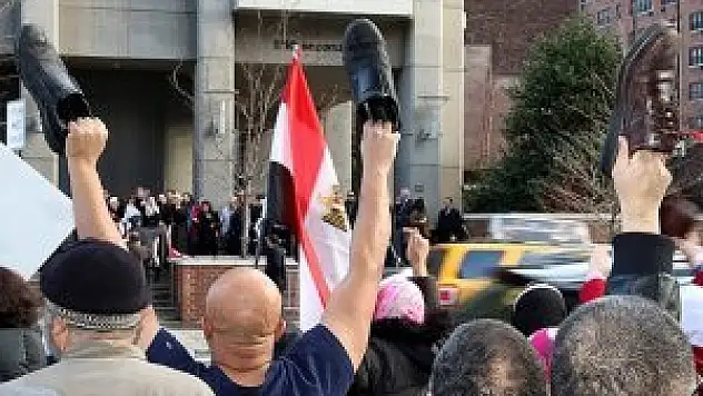 Mısırlılardan referanduma 'ayakkabılı' protesto