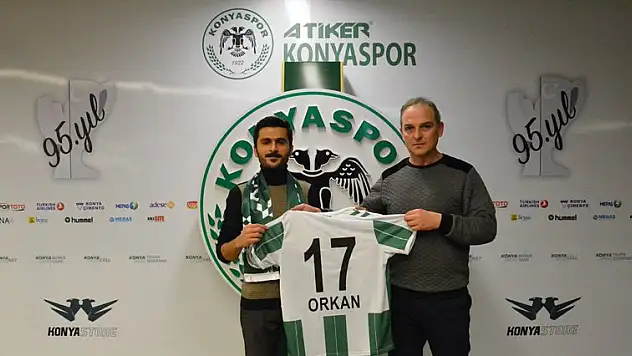 Konyaspor, örnek taraftara forma hediye etti
