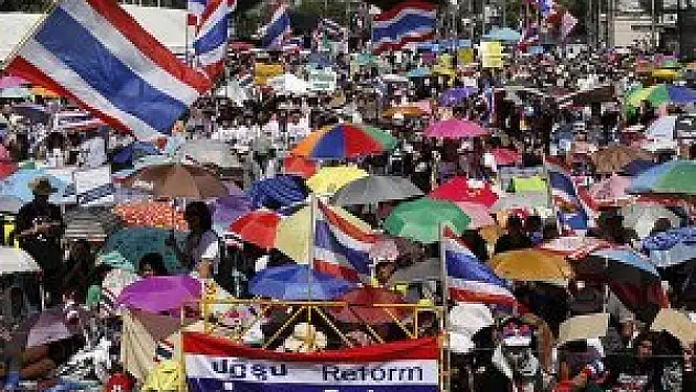 Tayland'da göstericiler yolları trafiğe kapattı