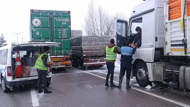 Seydişehir'de yolda mahsur kalan araçlara kumanya