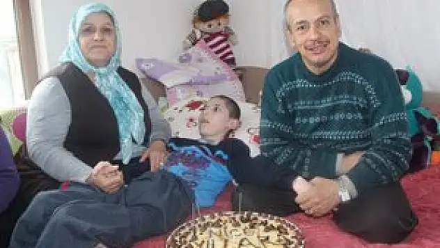 Evlat edindikleri spastik engelli Enes'e kol kanat geriyorlar