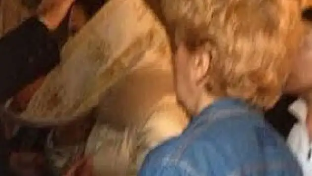 Demet Akalın kandil günü kilisede mum yaktı