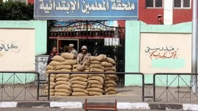 Mısır'da seçim merkezleri 'kışla' gibi