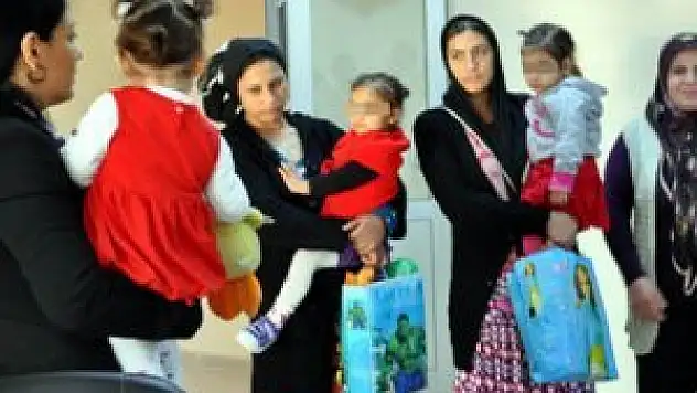 Cezaevindeki çocuklara oyuncak verildi