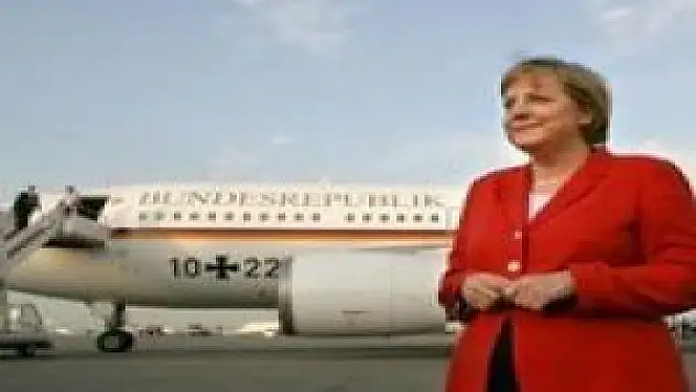 Türk genci Merkel'in yatağında yakalanmış