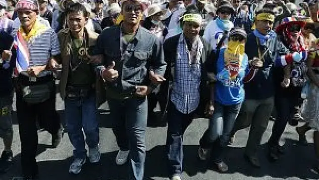 Tayland'da göstericiler bakanlık binalarına yürüyor