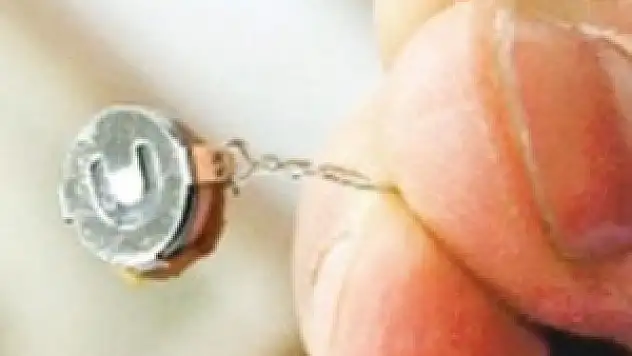 Çantasından casus uçak çıktı