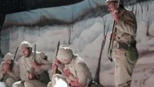 90 bin askerin şehit oluşu tiyatro sahnesinde